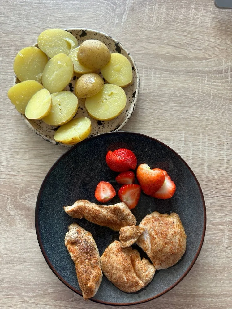 Курица с картофелем и клубникой дома