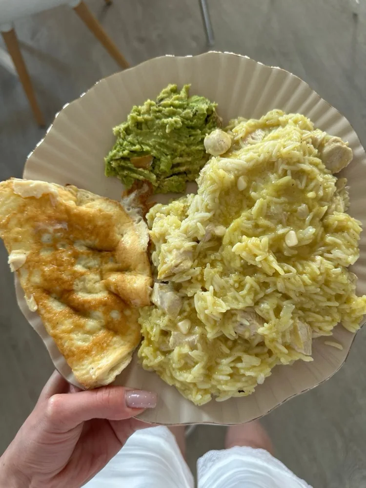 Курица с рисом, омлет и гуакамоле