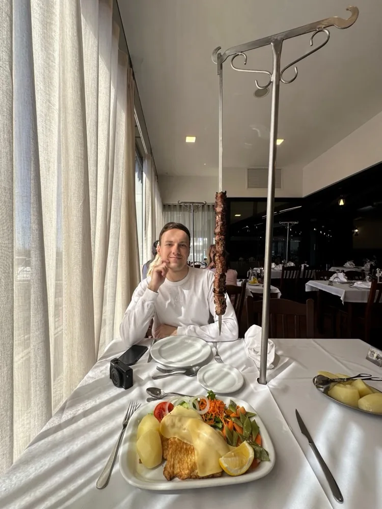Ужин в ресторане: мясо на шампуре и гарнир