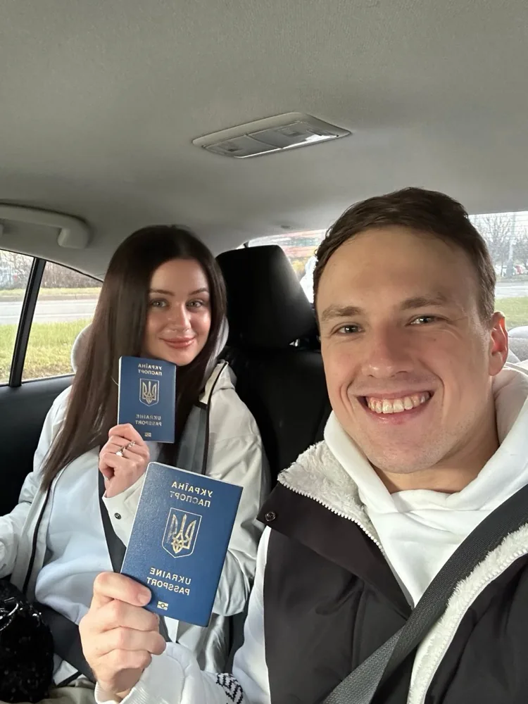 Пара с украинскими паспортами перед поездкой